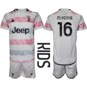 Juventus Weston McKennie #16 Replika Babytøj Udebanesæt Børn 2023-24 Kortærmet (+ Korte bukser)